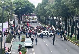 Maestros convierten el sur de la capital en estacionamiento gigante