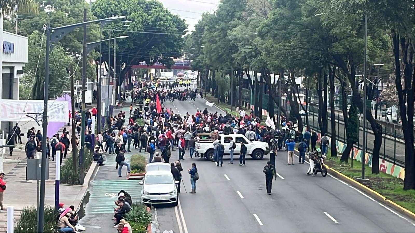 Maestros convierten el sur de la capital en estacionamiento gigante